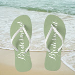 Mariage Bridesmaid tendance Sage Green<br><div class="desc">Offrez à vos serveuses d'accueil mariages ces tongs élégantes de demoiselles d'honneur qui sont tendance, couleur verte sage avec un script blanc et stylisé pour compléter votre schéma de couleurs mariage similaire. Sélectionnez la taille du pied avec d'autres options. Disponible dans de nombreux modèles de couleurs mariages de demoiselles d'honneur...</div>