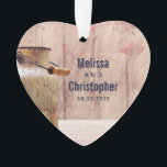 Mariage campagnard de lait rustique<br><div class="desc">Un ornement en forme de coeur avec un thème champêtre rustique. Une vieille boîte de lait rouillé avec du blé et des pavots rouges estampillés dans l'arrière - plan dressé contre un panneau de bois faible. Personnalisez avec les noms du couple mariage et la date du mariage.</div>