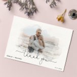 Mariage d'aquarelle simple Script 4 photo Merci<br><div class="desc">Partagez vos remerciements et photos mariages avec le beau Carte de remerciements moderne, avec une simple typographie en écriture manuscrite, et des ouvertures en aquarelle pour vos photos, qui leur donnent l'air d'avoir été peintes en aquarelle. Message de remerciement personnel au dos. Contacter le concepteur pour faire correspondre les produits...</div>