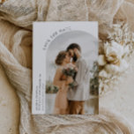 Mariage d'arc moderne enregistrer la carte de date<br><div class="desc">architecture de script moderne avec une image de couple et du texte personnalisé. Les fonctionnalités de texte de cette conception peuvent être modifiées</div>