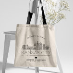 Mariage de la ville de Kansas | Sac fourre-tout Sk<br><div class="desc">Un sac fourre-tout mariage unique pour un mariage qui se déroule dans la belle ville de Kansas City. Cette fourre-tout présente une illustration stylisée de l'horizon unique de la ville avec son nom en dessous. Cette information est suivie par vos informations de jour de mariage dans un style ouvert assorti....</div>