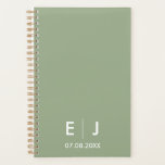 Mariage de monogramme vert et blanc Sage<br><div class="desc">Bandes de serviette monogrammées élégantes en vert et blanc sauge avec vos initiales et date mariage dans le texte minimaliste traditionnel.</div>