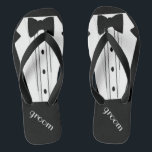 Mariage de plage de mariés des bascules<br><div class="desc">Le contact parfait à votre plage de destination ou mariage de poolside. Bascules électroniques noires avec une image formelle noire et blanche de smoking et de cravate d'arc. Votre marié se mariera dans le style avec ces "sandales de bascule de smoking" à la mode ajoutent un style assorti de robe...</div>