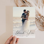 mariage de script noir tendance photo merci<br><div class="desc">écriture moderne en lettres noires et une belle photo des jeunes mariés,  l'image et le texte peuvent être personnalisés.</div>