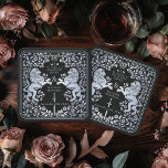 Mariage d'épée médiévale du Lion royal noir d'arge<br><div class="desc">Ajoutez du charme royal à votre paysage de table ! Ces dessous de verre de mariage personnalisés sont dotés d'un majestueux lion et d'un design floral avec vos noms et monogramme, le tout en argent luxueux contre un arrière - plan noir. Parfait pour une fête d'imaginaire médiévale avec une élégance...</div>