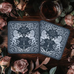 Mariage d'épée médiévale Silver Blue Royal Lion<br><div class="desc">Ajoutez du charme royal à votre paysage de table ! Ces dessous de verre de mariage personnalisés sont dotés d'un majestueux lion et d'un design floral avec vos noms et monogramme, le tout en argent luxueux contre un arrière - plan bleu. Parfait pour une fête d'imaginaire médiévale avec une élégance...</div>