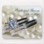 Mariage des anneaux et des perles blanches<br><div class="desc">Le joli Mariage Rings and White Pearls Mousepad ajoutera une certaine élégance à votre bureau ou à votre espace de travail. Ce tapis de souris de mariage personnalisé classe comprend une photographie de fond d'une bague ronde en diamant fiançailles et une bande mariage sertie d'une chaîne blanche de collier de...</div>