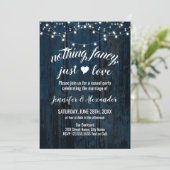 Mariage en fuite invitation en bois bleu marine (Debout devant)