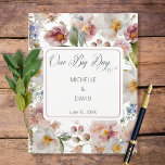 Mariage Fleur sauvage rustique rose pâle<br><div class="desc">Gardez trace de tous les rendez-vous et dates spéciales pour votre grand jour. Ce design présente un arrière - plan floral aquarelle dans différentes teintes de rose,  blanc,  jaune,  lavande et vert sur un arrière - plan rose aquarelle doux. Créé par Simply Farmhouse Press.</div>