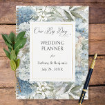 Mariage floral bleu rustique<br><div class="desc">Gardez trace de tous vos rendez-vous et dates importants avec ce beau carnet de calendrier wedding planner. Il est décoré dans des tons bleu floral. Créé par Simply Farmhouse Press.</div>