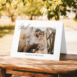 Mariage Merci photo minimaliste<br><div class="desc">Faites preuve de gratitude avec nos élégantes cartes de remerciement avec un script moderne et votre photo mariage préférée. Ces cartes offrent un design élégant et minimaliste qui complète parfaitement toute esthétique mariage. Personnalisez-les avec un message sincère d'appréciation pour transmettre vos remerciements à vos amis et à votre famille pour...</div>
