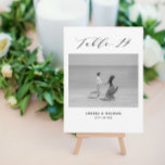 Mariage minimaliste Tableau 14 Numéro et images ca<br><div class="desc">Une autre façon de montrer vos numéros de table mariage. Conçu pour correspondre à la collection "Mariage Essentials - Classic". Ce modèle comprend 1 photo qui pourrait être quand vous étiez enfants ou en couple, tableau 14 in. classique élégant script typographie, noms de couple et date mariage. Obtenir les tableaux...</div>