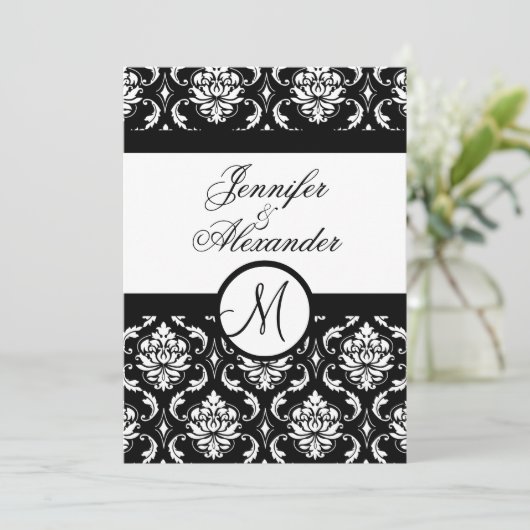 Mariage Monogram Damask Black & White Invitation (Debout devant)