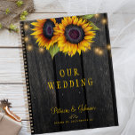 Mariage or tournesol en bois personnalisé<br><div class="desc">Wedding planner de tournesol rustique avec cordes de lumières scintillantes et de grands tournesols sur un arrière - plan de grange brun foncé. Il peut être un beau cadeau de douche nuptiale pour la mariée.</div>