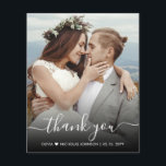 Mariage photo de script élégant du budget Carte de<br><div class="desc">Budget Moderne Elégant Calligraphie Photo Mariage carte mince bon marché Merci de . Un mariage élégant merci modèle avec une photo verticale complète sur le devant avec un texte "Merci" superposé dans un script de police de queue de swash écrit à la main en blanc sur l'image. Facile à ajouter...</div>