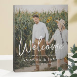 Mariage photo moderne - Répétition Dîner Bienvenue<br><div class="desc">Ce panneau d'accueil simple et chic pour la répétition mariage présente votre photo préférée et votre texte blanc, y compris "Welcome" dans un script moderne décontracté. Cette partie de la conception ne peut pas être modifiée. Mais vous pouvez changer l'apparence de n'importe quel autre texte, donc lorsque vous modifiez pour...</div>
