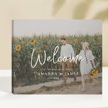 Mariage photo moderne - Répétition Dîner Bienvenue<br><div class="desc">Ce panneau d'accueil simple et chic pour la répétition mariage présente votre photo préférée et votre texte blanc, y compris "Welcome" dans un script moderne décontracté. Cette partie de la conception ne peut pas être modifiée. Mais vous pouvez changer l'apparence de n'importe quel autre texte, donc lorsque vous modifiez pour...</div>
