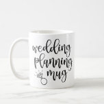 Mariage Planning Mug Script Police Diamond Ring<br><div class="desc">Cette tasse comporte une bague en diamant et les mots "mariage planning mug" dans une police de script ludique. Un cadeau parfait pour la future mariée pour l'amener à travers la planification mariage stressante !</div>
