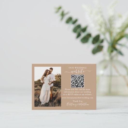Mariage Site Web QR Photo Taupe Enclôture Carte (Debout devant)