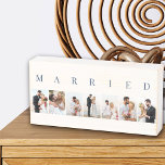 MARIED 7 Photo Collage de photos blanc et bleu<br><div class="desc">Boîtier moderne en bois, personnalisé avec vos photos mariages. Un design élégant dans une palette de couleurs neutres en blanc cassé et bleu foncé - parfait pour les jeunes mariés et cadeaux d'anniversaire. Le modèle photo est configuré pour vous pour ajouter 7 de vos photos préférées qui sont affichées au...</div>