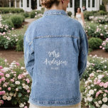 Mariée à l'écriture simple<br><div class="desc">Veste en jean personnalisable mignonne et facile pour votre mariage ! Adorable pour les photos et un souvenir. Changez le nom de famille et l'année de mariage à votre propre date ! Fait également un excellent cadeau pour les douches de mariée, les enterrements de vie de jeune fille et plus...</div>