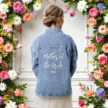 Mariée de la robe de mariée blanche script<br><div class="desc">Mère de la mariée Veste en jean blanche avec écriture. Idéal pour les mariages,  la fête de mariage,  la soirée de répétition de la fête de bachelorette. Découvrez d'autres produits avec ce design dans la collection ci-dessous.</div>