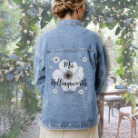 Mariée de mariage script<br><div class="desc">Mignon et simple veste en jean avec fleur blanche Mme Nom de famille pour une nouvelle mariée ! Parfait pour prendre des photos de mariage mignonnes, ou pour quelqu'un à offrir à une mariée lors d'une fête de douche de mariée ou d'une soirée d'enterrement de vie de jeune fille. Non...</div>
