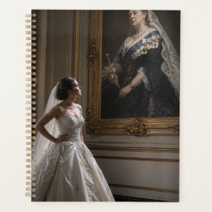 Mariée Élégante Contemplant un Portrait Royal Vict