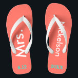 Mariée Mme Coral<br><div class="desc">Arrière - plan de corail clair avec Mme et Nom écrit en blanc et date du mariage en bleu turquoise. Jolie destination de plage ou tongs lune de miel pour la nouvelle mariée. Design original par TamiraZDesigns.</div>