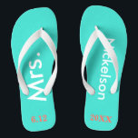 Mariée Mme Turquoise Blue<br><div class="desc">Bleu bleu turquoise brillant avec Mme et Nom écrit en blanc et date du mariage dans le corail pour personnaliser. Jolie destination de plage ou tongs lune de miel pour la nouvelle mariée. Design original par TamiraZDesigns.</div>