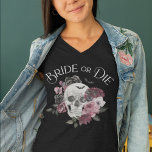 Mariée ou mourir crâne floral Chic gothique Bachel<br><div class="desc">Rien ne crie "Je le fais !" comme un mariage gothique inspiré d'Halloween. Notre magnifique t-shirt de douche nuptiale Bride ou Die est orné de notre propre crâne d'aquarelle peint à la main ainsi que de nos belles fleurs gothiques rouges, roses et noires peintes à la main. Ajoutez votre monogramme...</div>