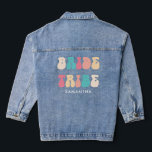 Mariée Tribe Funky Retro Vintage Bachelorette Part<br><div class="desc">Bride Tribe Funky Retro Vintage Bachelorette Parti Denim Veste avec nom personnalisé</div>
