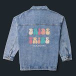 Mariée Tribe Funky Retro Vintage Bachelorette Part<br><div class="desc">Bride Tribe Funky Retro Vintage Bachelorette Parti Denim Veste avec nom personnalisé</div>