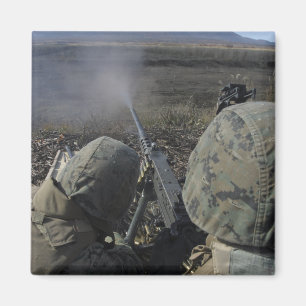 Marijnen branden een pistool M2 50 kaliber machine Magneet