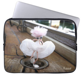 Marilyn Monroe pose in Witte rok door fubby. Laptop Sleeve