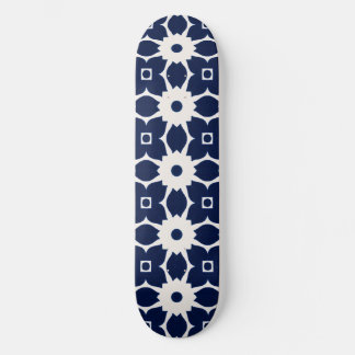 Marine Blauw en Wit Geometrische Bloemen Skateboard
