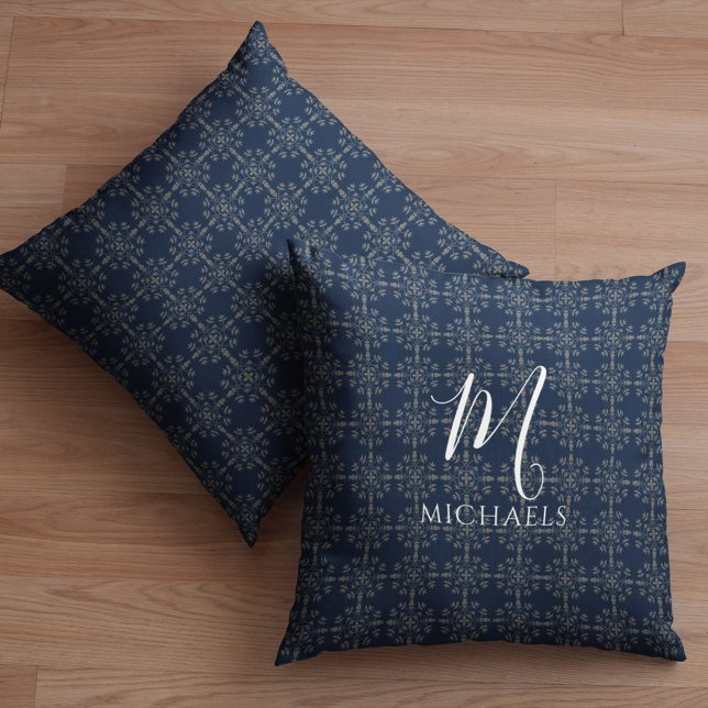 Marine Blauw Monogram Patroon Custom Kussen (Navy blue Silver Snowflake pattern monogram and name pillow)