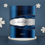 Marine bleu argent métal agate marbre nom 2023<br><div class="desc">Marine bleu et faux argent métal et agate,  marbre pierre imprimé comme arrière - plan. Personnalisez et ajoutez votre nom. Le nom est écrit avec un script de style moderne écrit à la main.</div>