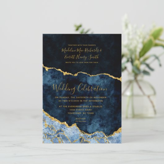 Marine Blue & Gold Foil Agate Mariage Invitations (Debout devant)