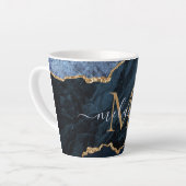 Marine Blue Gold Marbre Votre Lettre Nom Latte Mug (Angle gauche)