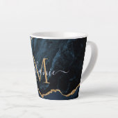 Marine Blue Gold Marbre Votre Lettre Nom Latte Mug (Angle droit)
