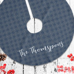 Marine Blue Nom de famille Personnalisé Noël<br><div class="desc">Ajoutez une touche d'élégance à votre décor de Joyeux sapin de Noël avec cette décoration de vacances classique, avec script de calligraphie classique dans un jeu de couleurs bleu marine et blanc. Orné de flocons de neige argentés et d'un motif simple, cet ornement allie un design de vacances traditionnel à...</div>