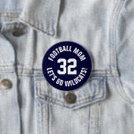 Marine et football blanc Maman Jersey Numéro<br><div class="desc">Saluez votre équipe sportive préférée, votre footballeur ou montrez votre fierté scolaire avec un bouton d'esprit personnalisé! Ajoutez votre nom d'école ou personnalisez-le avec le nom d'un joueur et son numéro de maillot. Parfait pour le football, le basket, le baseball et les jeux de football ! Créez des broches personnalisées...</div>