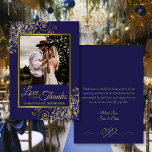 Marine & Gold Love & Merci Photo & Note Mariage<br><div class="desc">Ces belles cartes de remerciement bleu marine et or mariage de couleur marine présentent votre photo dans un cadre d'or imitation feuille entouré de boucles et tourbillons dorés ornés. La légende dit : Amour et Merci, avec vos noms ci-dessous. Le dos a un graphique de coeurs liés romantique ainsi qu'une...</div>