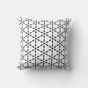 Marineblauw geometrisch patroon op wit kussen