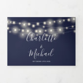 Marineblauw String Lights Script Monogram Bruiloft Drieluik Uitnodiging (Cover)