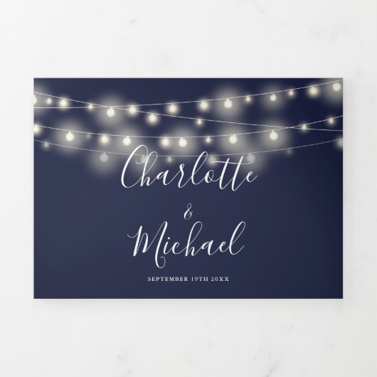 Marineblauw String Lights Script Monogram Bruiloft Drieluik Uitnodiging (Cover)