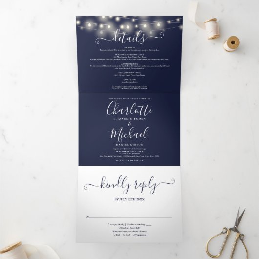 Marineblauw String Lights Script Monogram Bruiloft Drieluik Uitnodiging (Binnen)