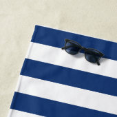 Marineblauw & Wit Gepersonaliseerd Bachelorweekend Strandlaken (In situ)