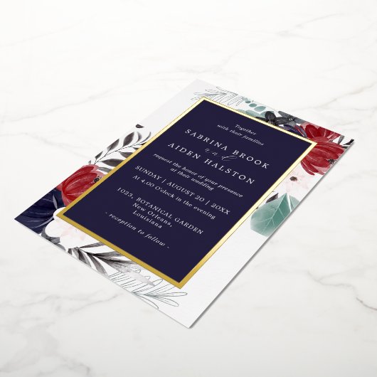 Marineblauwe Bourgondische Gotische Bruiloft Bloem Folie Uitnodiging (Gedraaid)